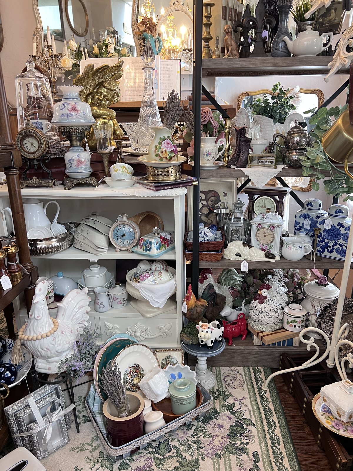 A curated etagere of blue and white china